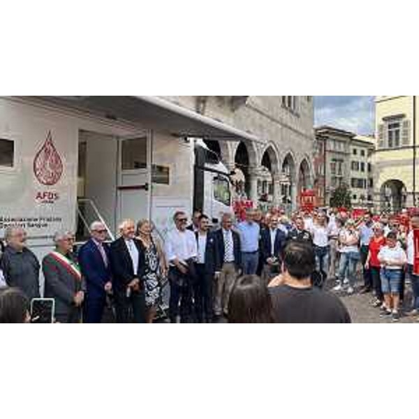 Un momento della cerimonia, a Udine, per la donazione dell'autoemoteca - Un momento della cerimonia, a Udine, per la donazione dell'autoemoteca