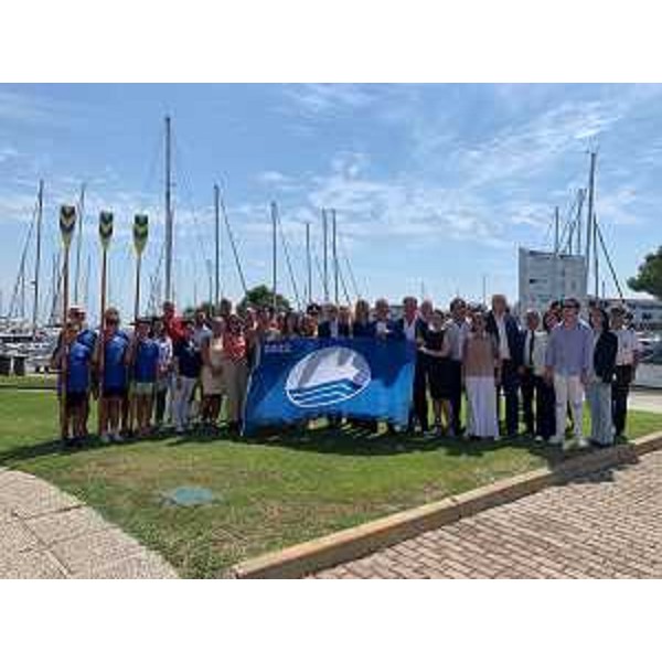 I partecipanti alla cerimonia di consegna della Bandiera Blu alla città di Lignano Sabbiadoro - I partecipanti alla cerimonia di consegna della Bandiera Blu alla città di Lignano Sabbiadoro