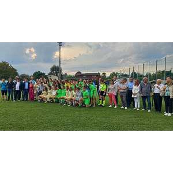 Foto di gruppo per le squadre under 19 impegnate nel torneo "Diamo un calcio alla violenza" - Foto di gruppo per le squadre under 19 impegnate nel torneo "Diamo un calcio alla violenza"