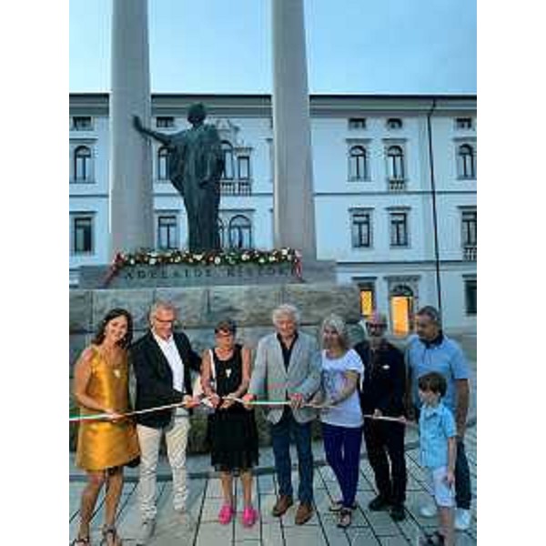 Il taglio del nastro del monumento dedicato a Adelaide Ristori - Il taglio del nastro del monumento dedicato a Adelaide Ristori