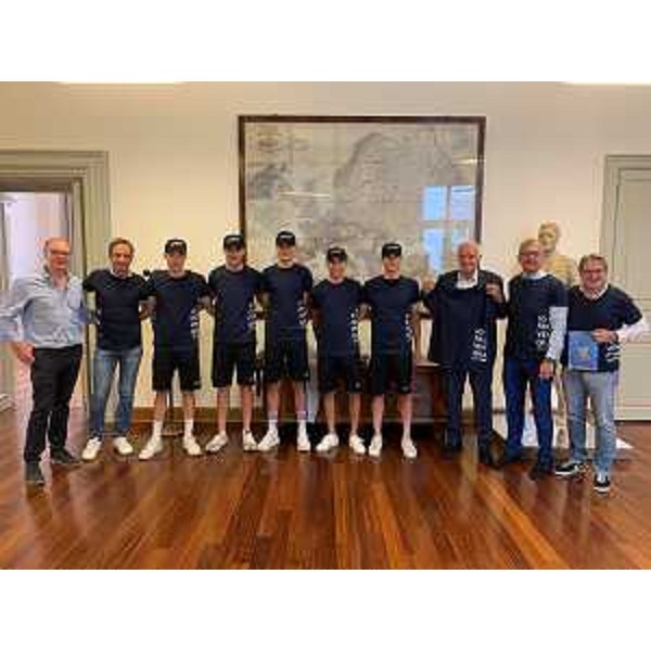 Il Governatore e il presidente del Consiglio regionale del Fvg insieme agli atleti della Cycling Team del Fvg - Il Governatore e il presidente del Consiglio regionale del Fvg insieme agli atleti della Cycling Team del Fvg