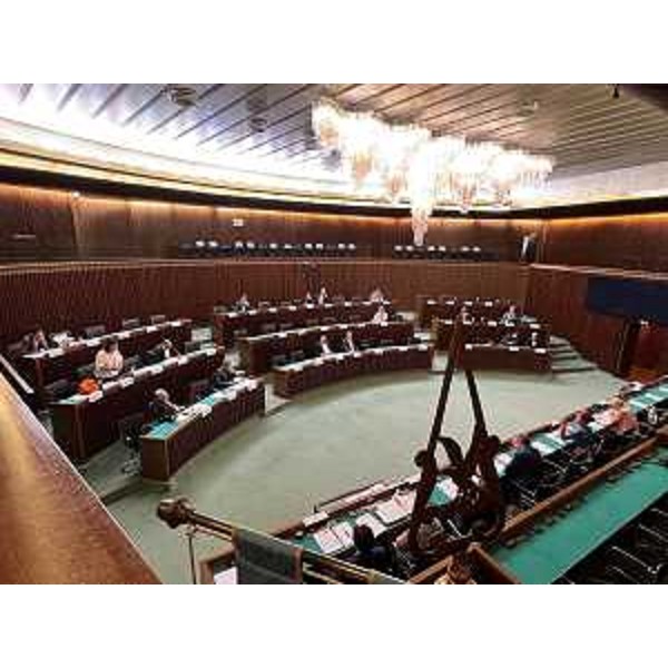 Consiglieri in discussione durante i lavori della IV Commissione - Consiglieri in discussione durante i lavori della IV Commissione