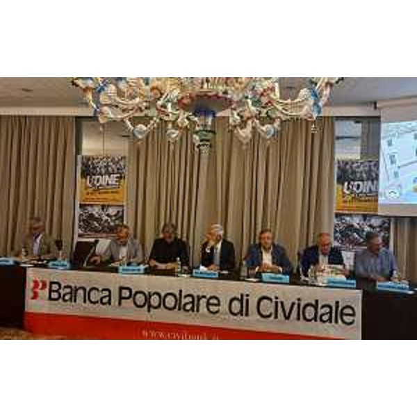 Il tavolo dei relatori alla presentazione della Maratonina di Udine: presente anche il presidente del Consiglio regionale - Il tavolo dei relatori alla presentazione della Maratonina di Udine: presente anche il presidente del Consiglio regionale