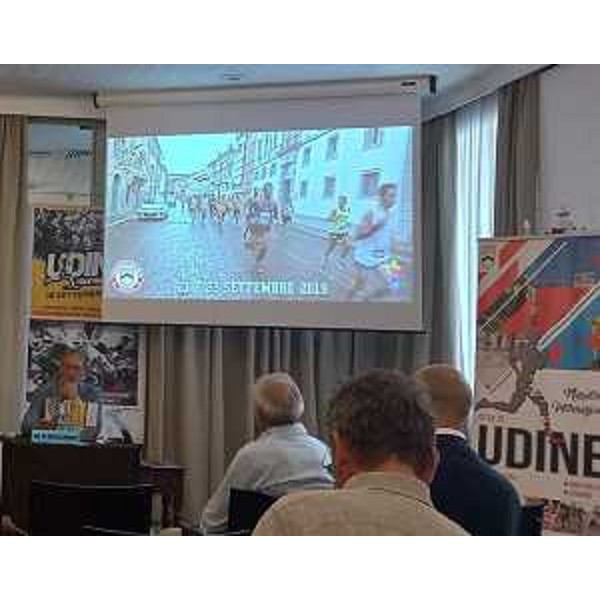 Le immagini delle precedenti edizioni sfilavano durante la presentazione - Le immagini delle precedenti edizioni sfilavano durante la presentazione