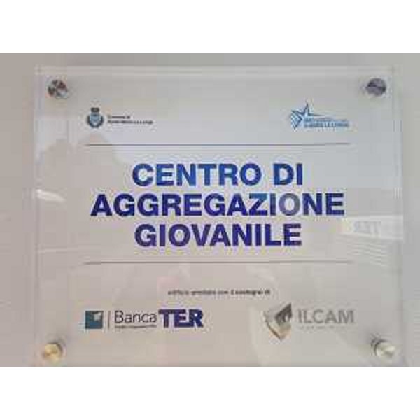 La targa del nuovo centro di aggregazione giovanile di Santa Maria la Longa - La targa del nuovo centro di aggregazione giovanile di Santa Maria la Longa