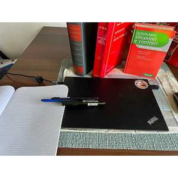 Quaderno, notebook, penne, testi e vocabolari pronti per il primo giorno di scuola - Quaderno, notebook, penne, testi e vocabolari pronti per il primo giorno di scuola