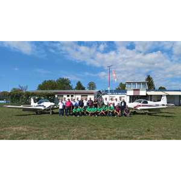 La foto di gruppo sulla pista di volo di Campoformido con istruttori, dirigenti del Club e allievi - La foto di gruppo sulla pista di volo di Campoformido con istruttori, dirigenti del Club e allievi 