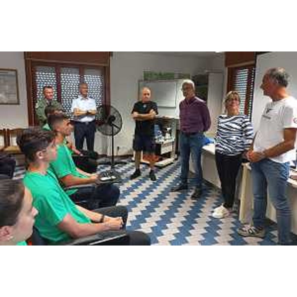 Il presidente del Consiglio regionale e l'assessore regionale alle Finanze nel corso dell'incontro con i giovani allievi - Il presidente del Consiglio regionale e l'assessore regionale alle Finanze nel corso dell'incontro con i giovani allievi