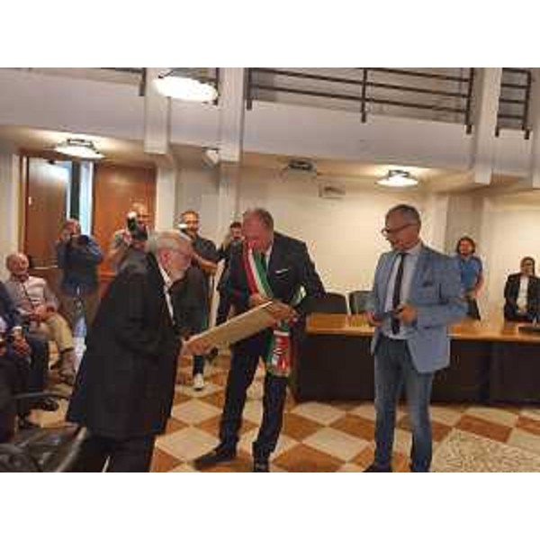 Il momento della consegna della pergamena del Comune e del sigillo del Consiglio regionale - Il momento della consegna della pergamena del Comune e del sigillo del Consiglio regionale
