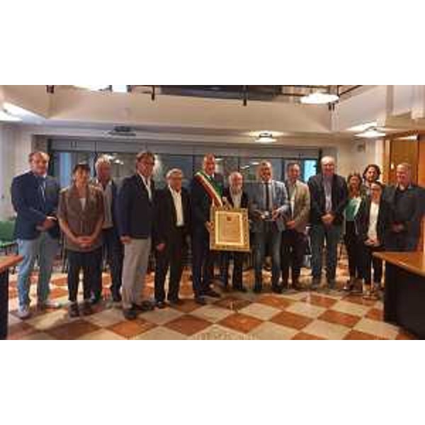 La foto di gruppo con sindaco, presidente del Consiglio regionale, consiglieri comunali e regionali - La foto di gruppo con sindaco, presidente del Consiglio regionale, consiglieri comunali e regionali