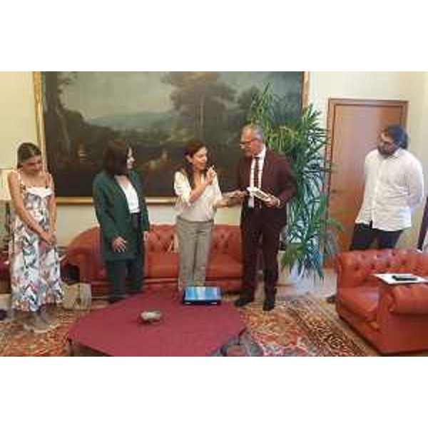 Scambio di doni tra la delegazione armena e la presidenza del Consiglio regionale - Scambio di doni tra la delegazione armena e la presidenza del Consiglio regionale