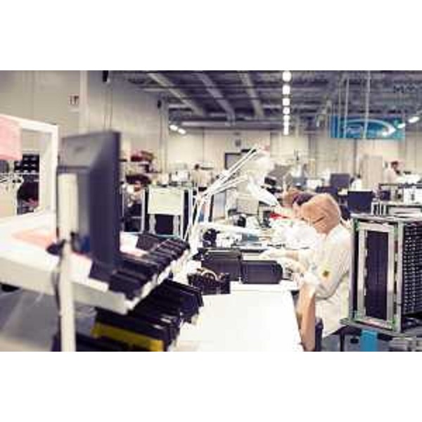 Una fase della produzione all'interno dell'azienda di Ronchi dei Legionari - Una fase della produzione all'interno dell'azienda di Ronchi dei Legionari