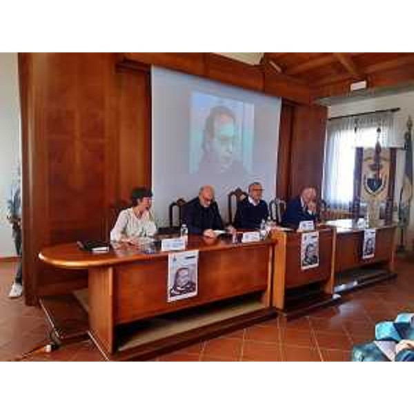 Al centro, il presidente del Consiglio regionale con gli organizzatori dell'evento in ricordo di don Pressacco, a Sedegliano - Al centro, il presidente del Consiglio regionale con gli organizzatori dell'evento in ricordo di don Pressacco, a Sedegliano