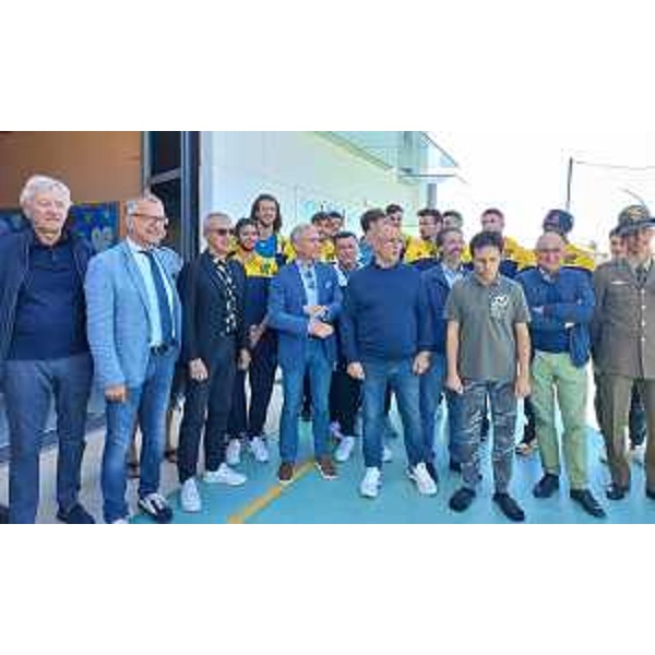 Il presidente del Consiglio regionale assieme alle altre autorità, ai giocatori della Gesteco Cividale e ai ragazzi di Progettoautismo - Il presidente del Consiglio regionale assieme alle altre autorità, ai giocatori della Gesteco Cividale e ai ragazzi di Progettoautismo