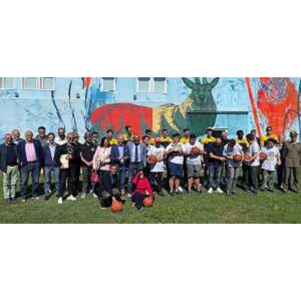 Le autorità, i giocatori della Gesteco e i ragazzi di Progettoautismo in una foto di gruppo al termine dell'incontro - Le autorità, i giocatori della Gesteco e i ragazzi di Progettoautismo in una foto di gruppo al termine dell'incontro