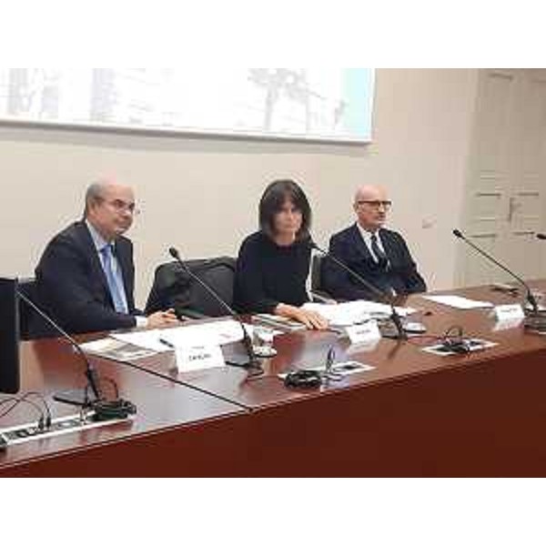 L'assessore regionale all'Università e Istruzione Alessia Rosolen nella Sala Predonzani del Palazzo della Regione di Trieste tra il presidente uscente del Conservatorio Tartini Lorenzo Capaldo e il direttore dell'istituto Sandro Torlontano - L'assessore regionale all'Università e Istruzione Alessia Rosolen nella Sala Predonzani del Palazzo della Regione di Trieste tra il presidente uscente del Conservatorio Tartini Lorenzo Capaldo e il direttore dell'istituto Sandro Torlontano