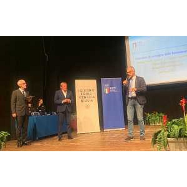 Il presidente del Consiglio regionale, Piero Mauro Zanin, durante la cerimonia di premiazione - Il presidente del Consiglio regionale, Piero Mauro Zanin, durante la cerimonia di premiazione