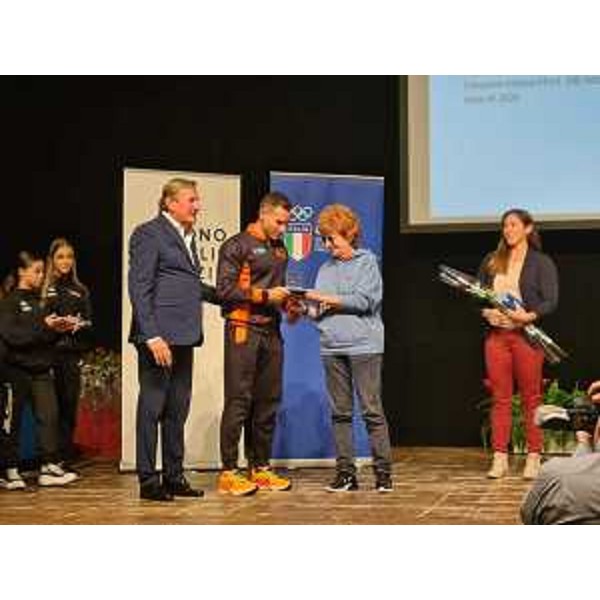 L'assessore allo sport Gibelli premia gli atleti benemeriti del Coni e del Cip - L'assessore allo sport Gibelli premia gli atleti benemeriti del Coni e del Cip