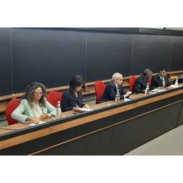 L'assessore regionale alla Ricerca Alessia Rosolen - seconda da sinistra - nella sala Budinich dell'Ictp di Miramare - L'assessore regionale alla Ricerca Alessia Rosolen - seconda da sinistra - nella sala Budinich dell'Ictp di Miramare