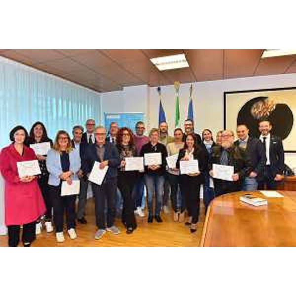 La foto di gruppo dei giornalisti che hanno ricevuto l'attestato - La foto di gruppo dei giornalisti che hanno ricevuto l'attestato