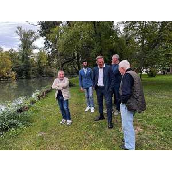 L'assessore regionale all'Ambiente ed energia Fabio Scoccimarro con i sindaci di Precenicco e Palazzolo dello Stella, Andrea De Nicolò e Franco D'Altilia durante il sopralluogo lungo il fiume Stella - L'assessore regionale all'Ambiente ed energia Fabio Scoccimarro con i sindaci di Precenicco e Palazzolo dello Stella, Andrea De Nicolò e Franco D'Altilia durante il sopralluogo lungo il fiume Stella