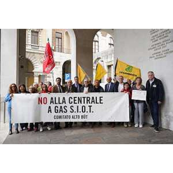 La protesta contro la centrale a gas Siot: con la rappresentanza di cittadini, davanti al palazzo del Consiglio regionale anche alcuni consiglieri, tra i quali Capozzella e Sergo (M5S), Boschetti (Lega), Santoro (Pd) e Bidoli (Patto) - La protesta contro la centrale a gas Siot: con la rappresentanza di cittadini, davanti al palazzo del Consiglio regionale anche alcuni consiglieri, tra i quali Capozzella e Sergo (M5S), Boschetti (Lega), Santoro (Pd) e Bidoli (Patto)