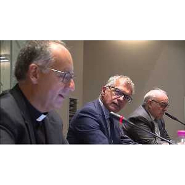 Il presidente del Cr Fvg, Piero Mauro Zanin, mentre ascolta padre Antonio Spadaro - Il presidente del Cr Fvg, Piero Mauro Zanin, mentre ascolta padre Antonio Spadaro