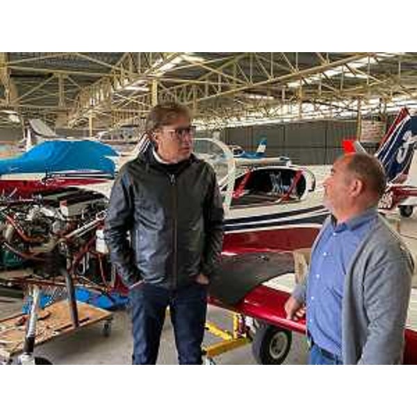 L'assessore regionale alle Attività produttive e Turismo Sergio Emidio Bini con il titolare della Alpi Aviation Corrado Rusalen nell'hangar di Osoppo - L'assessore regionale alle Attività produttive e Turismo Sergio Emidio Bini con il titolare della Alpi Aviation Corrado Rusalen nell'hangar di Osoppo