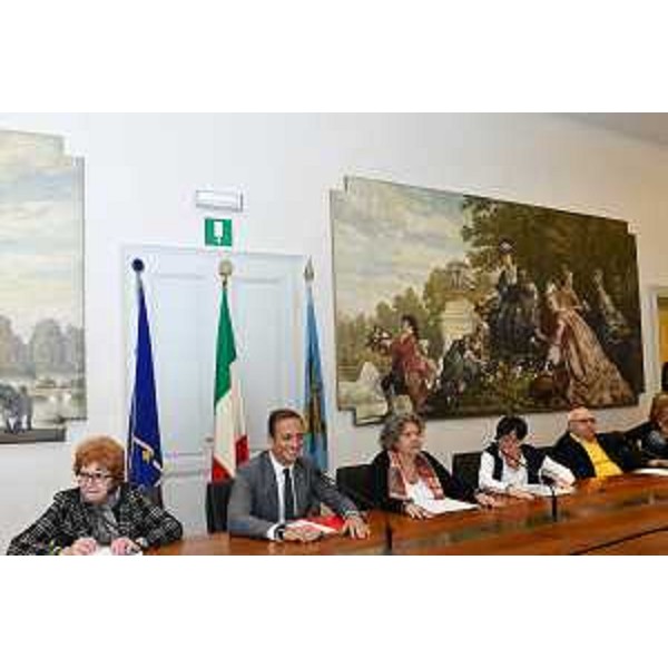 Il governatore Fedriga (secondo da sinistra) e l'assessore alla Cultura Gibelli (a sinistra) nella sala multimediale del Palazzo della Regione a Trieste. Sullo sfondo, l'opera di Cesare Dell'Acqua "Raccolta di fiori" - Il governatore Fedriga (secondo da sinistra) e l'assessore alla Cultura Gibelli (a sinistra) nella sala multimediale del Palazzo della Regione a Trieste. Sullo sfondo, l'opera di Cesare Dell'Acqua "Raccolta di fiori" 