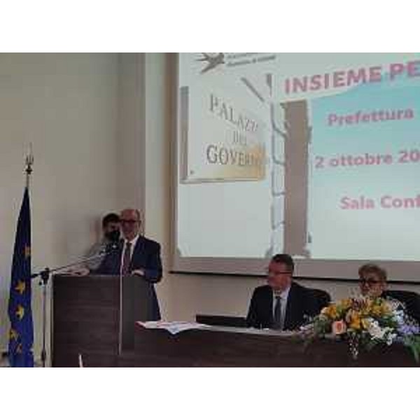 Il vicepresidente Riccardi alla presentazione del progetto "Insieme per la vita" promosso dall'Associazione donne operate al seno (Andos) in collaborazione coi locali Uffici del Governo del capoluogo friulano. - Il vicepresidente Riccardi alla presentazione del progetto "Insieme per la vita" promosso dall'Associazione donne operate al seno (Andos) in collaborazione coi locali Uffici del Governo del capoluogo friulano.