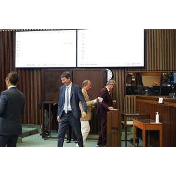 IL voto del presidente del Cr Fvg, Piero Mauro Zanin, e di Walter Zalukar (Misto) - IL voto del presidente del Cr Fvg, Piero Mauro Zanin, e di Walter Zalukar (Misto)