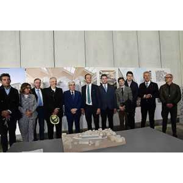 Foto di gruppo all'ex fabbrica Dormisch di Udine per l'avvio dei lavori di demolizione - Foto di gruppo all'ex fabbrica Dormisch di Udine per l'avvio dei lavori di demolizione