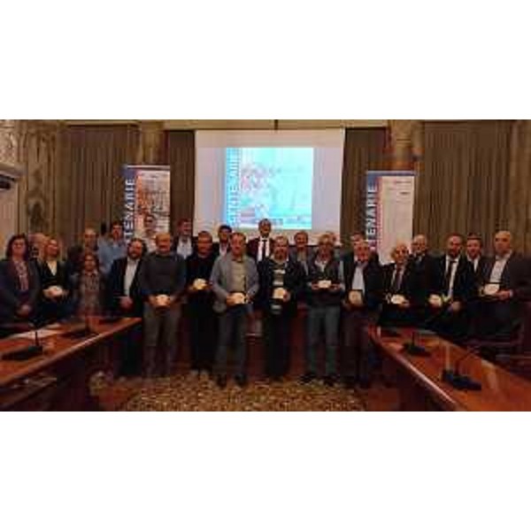 La foto di gruppo dei rappresentanti delle società sportive centenarie, premiate dal presidente del Consiglio regionale, Piero Mauro Zanin - La foto di gruppo dei rappresentanti delle società sportive centenarie, premiate dal presidente del Consiglio regionale, Piero Mauro Zanin