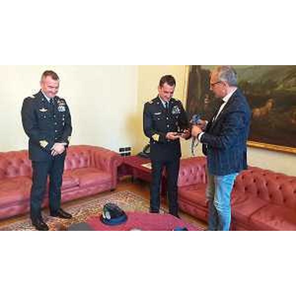 Il presidente del Consiglio regionale, Piero Mauro Zanin, mentre omaggia il nuovo comandante del 2° Stormo, Paolo Rubino - Il presidente del Consiglio regionale, Piero Mauro Zanin, mentre omaggia il nuovo comandante del 2° Stormo, Paolo Rubino
