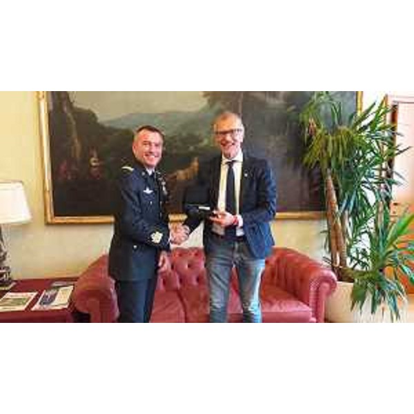 Il presidente Zanin si commiata dal colonnello Bertoli - Il presidente Zanin si commiata dal colonnello Bertoli