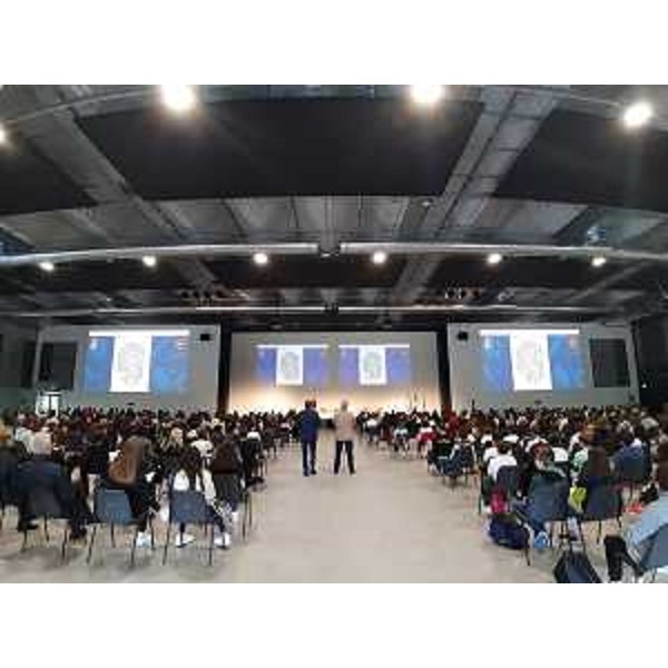 Il vasto pubblico di studenti presente all'incontro organizzato dalla Questura di Trieste - Il vasto pubblico di studenti presente all'incontro organizzato dalla Questura di Trieste 