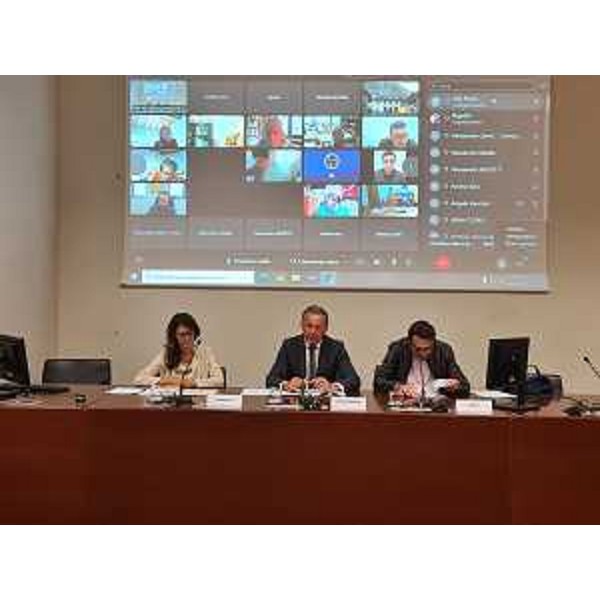 L'assessore Scoccimarro (al centro) presenta il nuovo bando per le Comunità energetiche - L'assessore Scoccimarro (al centro) presenta il nuovo bando per le Comunità energetiche