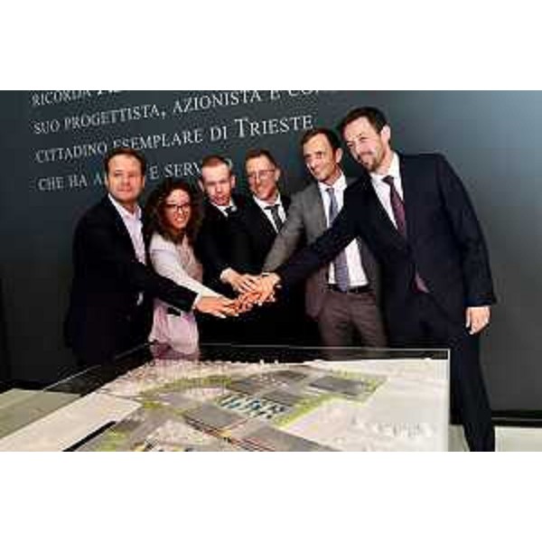 Foto di gruppo al termine della presentazione del progetto Adriaport - Foto di gruppo al termine della presentazione del progetto Adriaport