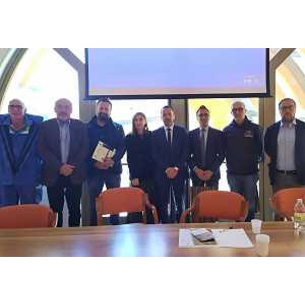 Foto di gruppo con il vicegovernatore Riccardo Riccardi al termine della presentazione del progetto - Foto di gruppo con il vicegovernatore Riccardo Riccardi al termine della presentazione del progetto