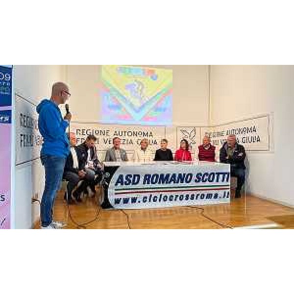 L'assessore Zilli (al centro) a Osoppo per la presentazione della 2^ tappa del Giro d'Italia di ciclocross - L'assessore Zilli (al centro) a Osoppo per la presentazione della 2^ tappa del Giro d'Italia di ciclocross
