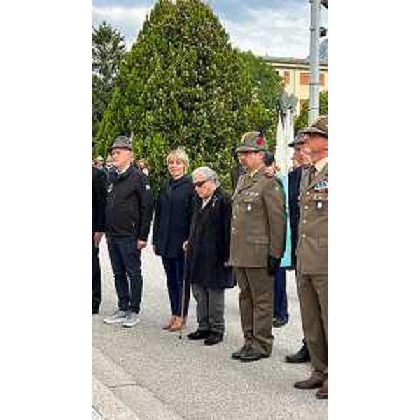 L'assessore Barbara Zilli alle celebrazioni dell'Ottavo Battaglione Alpini nella caserma Feruglio di Venzone - L'assessore Barbara Zilli alle celebrazioni dell'Ottavo Battaglione Alpini nella caserma Feruglio di Venzone