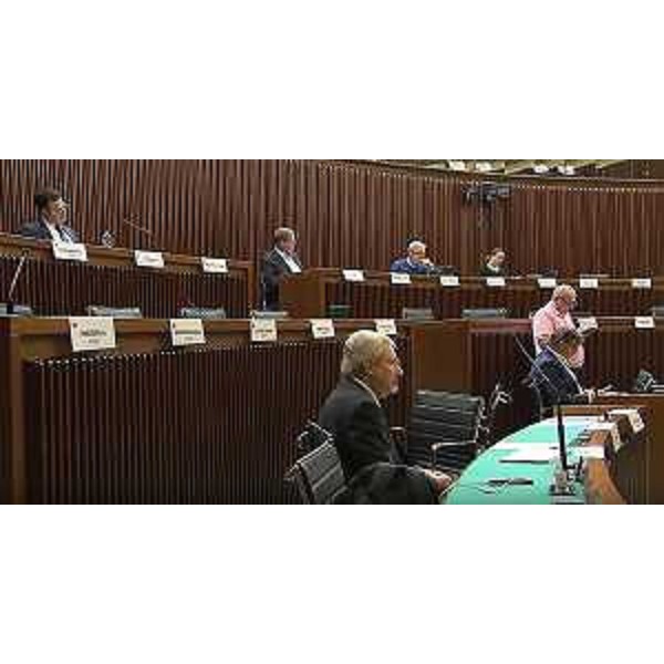 Furio Honsell (Open Sinistra Fvg) durante i lavori della V Commissione - Furio Honsell (Open Sinistra Fvg) durante i lavori della V Commissione