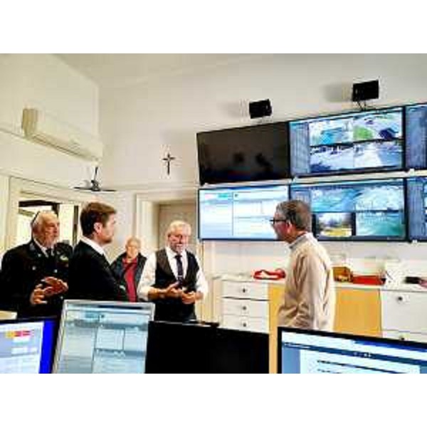 L'assessore regionale alla Sicurezza Pierpaolo Roberti durante la visita alla centrale operativa della Polizia locale di Udine assieme all'assessore comunale alla Sicurezza di Udine Alessandro Ciani. - L'assessore regionale alla Sicurezza Pierpaolo Roberti durante la visita alla centrale operativa della Polizia locale di Udine assieme all'assessore comunale alla Sicurezza di Udine Alessandro Ciani.