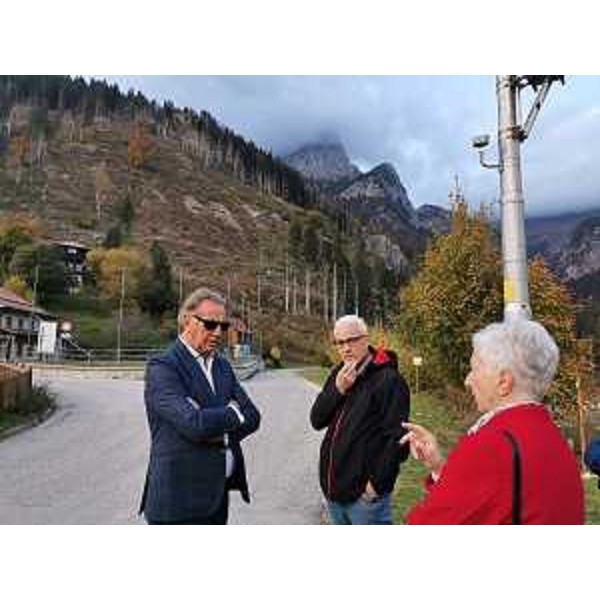 L'assessore Scoccimarro durante il sopralluogo nella frazione Pierabech. - L'assessore Scoccimarro durante il sopralluogo nella frazione Pierabech.