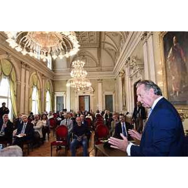 L'assessore regionale allo Sviluppo sostenibile Fabio Scoccimarro prende la parola nel Salone di Rappresentanza del Palazzo della Regione a Trieste - L'assessore regionale allo Sviluppo sostenibile Fabio Scoccimarro prende la parola nel Salone di Rappresentanza del Palazzo della Regione a Trieste
