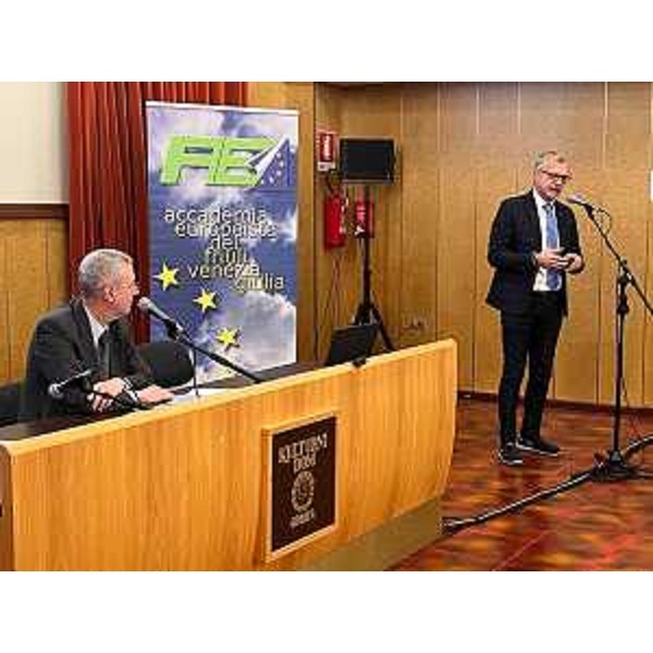 Il presidente del Cr Fvg, Piero Mauro Zanin, espone la sua relazione - Il presidente del Cr Fvg, Piero Mauro Zanin, espone la sua relazione