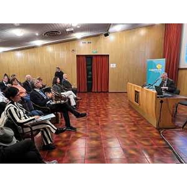 Il presidente del Cr Fvg, Piero Mauro Zanin, segue le fasi iniziali del convegno a Gorizia - Il presidente del Cr Fvg, Piero Mauro Zanin, segue le fasi iniziali del convegno a Gorizia