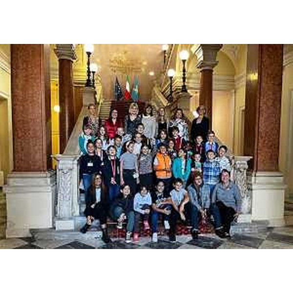 Alcuni dei bambini convolti dal progetto "LeggiAMO a Scuola" e dalla collaborazione con Il Piccolo assieme alle loro insegnanti e alle operatrici di Damatrà Onlus, all'assessore alla Cultura e alla direttrice de Il Piccolo. - Alcuni dei bambini convolti dal progetto "LeggiAMO a Scuola" e dalla collaborazione con Il Piccolo assieme alle loro insegnanti e alle operatrici di Damatrà Onlus, all'assessore alla Cultura e alla direttrice de Il Piccolo. 