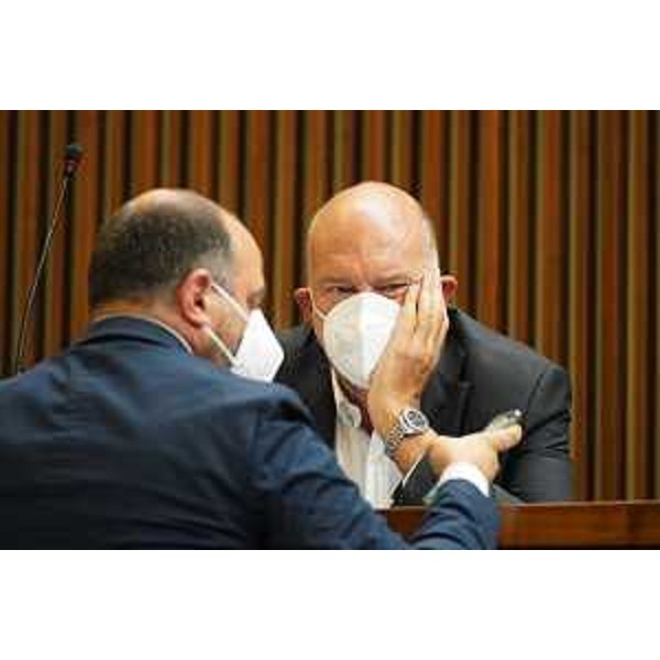 Roberto Cosolini insieme al capogruppo Diego Moretti (Pd) - Roberto Cosolini insieme al capogruppo Diego Moretti (Pd)