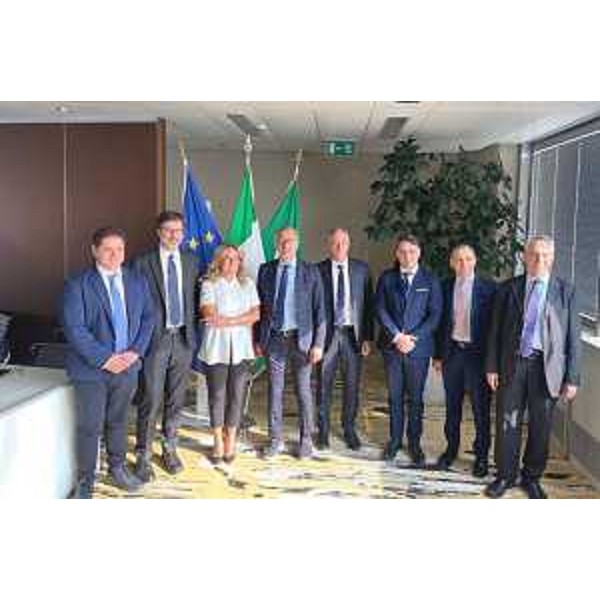 Il presidente del Cr Fvg, Piero Mauro Zanin, a Milano insieme ad alcuni componenti del Coordinamento - Il presidente del Cr Fvg, Piero Mauro Zanin, a Milano insieme ad alcuni componenti del Coordinamento